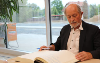 Ehrenamtsempfang 2025, Eintrag ins Goldene Buch, Foto: Gemeinde Michendorf