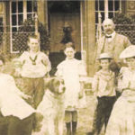 Ortsgründer Wilhelm Mühler (hinten rechts) mit seiner Familie. Das Foto entstand um 1906.