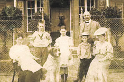Ortsgründer Wilhelm Mühler (hinten rechts) mit seiner Familie. Das Foto entstand um 1906.